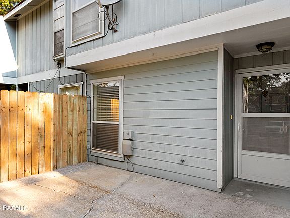 4th image of 40 Phlox Dr