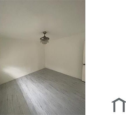 5th image of 563 NW 17th Pl