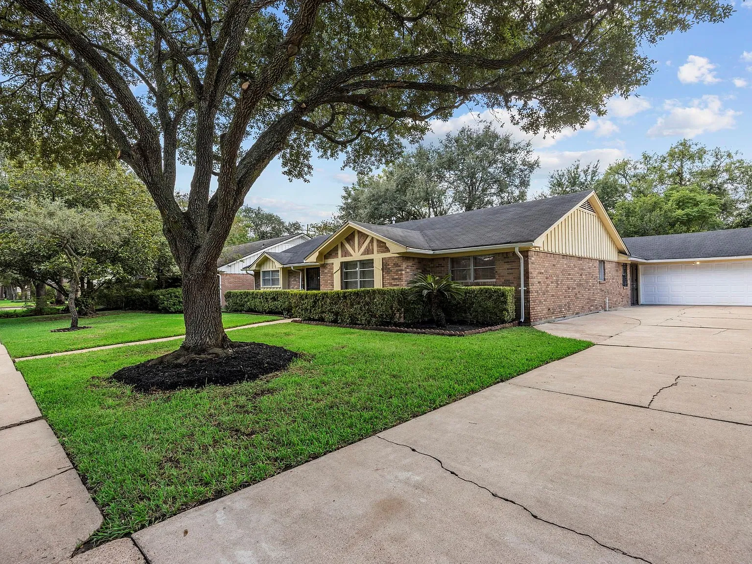 4 bed, 2.0 bath, 2281 sqft, $2,295 — Photo 4
