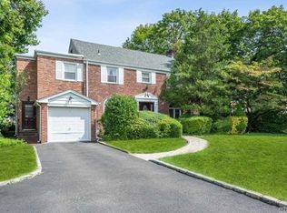 11 Robin Way, Great Neck, NY 11021