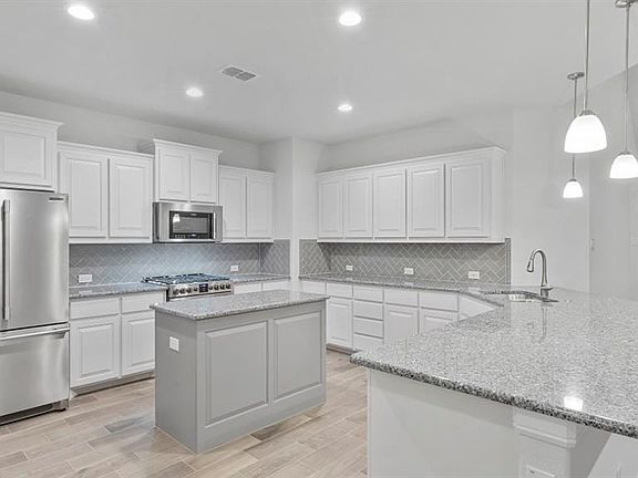 Photos shown here may not depict the specified home & features included are for illustration purposes only.