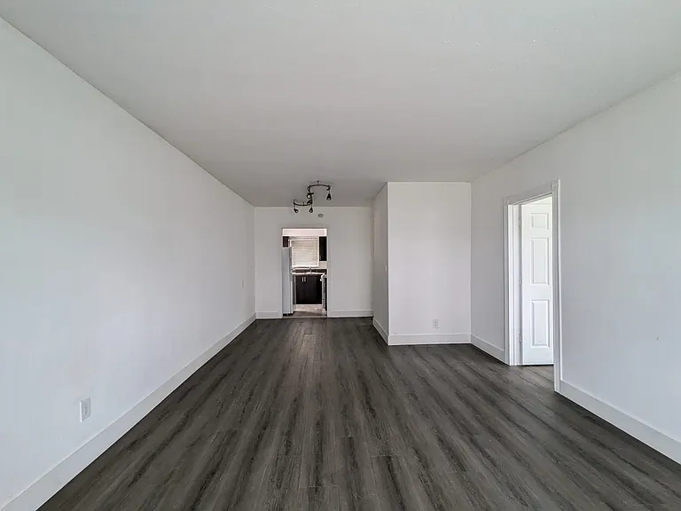 7805 Crespi Blvd #1 — Photo 6