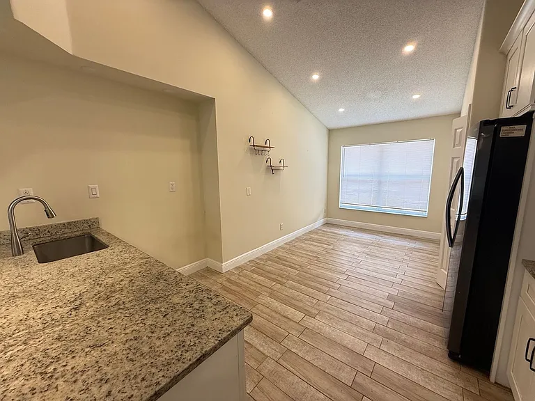 1221 Singleton Cir — Photo 4