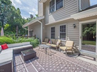 42 Peregrine Pt, Hampton Township, NJ 07860