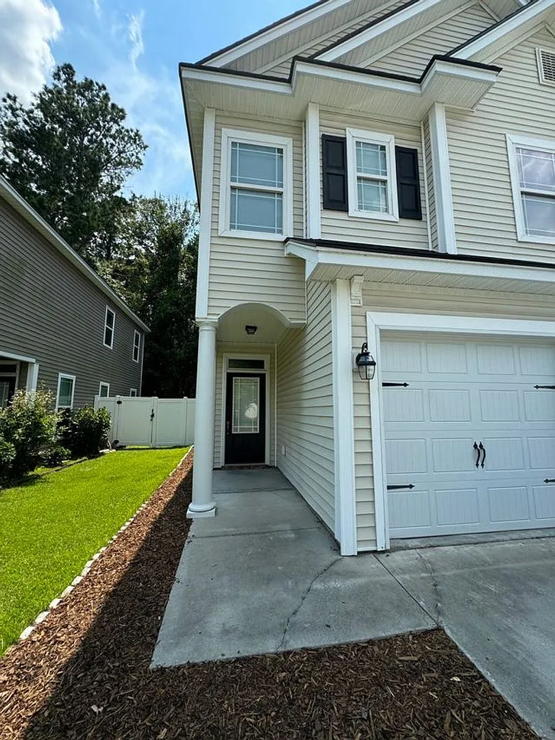 Home in Mainstreet!! — Photo 2