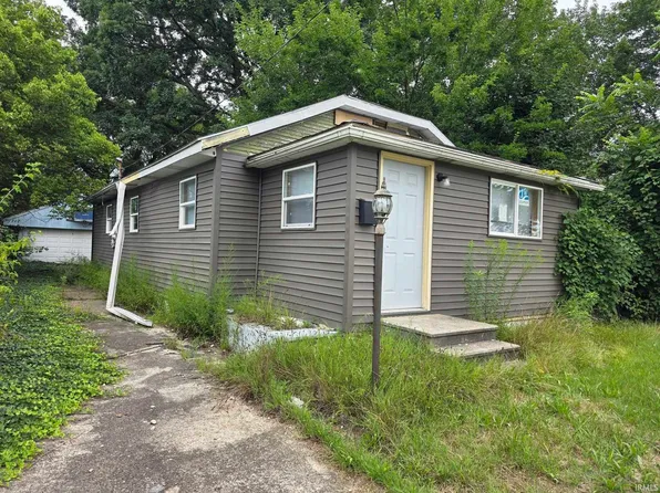 1717 Robinson St, South Bend, IN 46613
