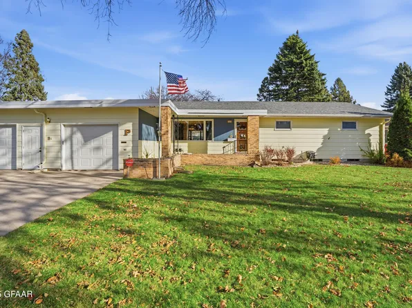 2903 Clover Dr, Grand Forks, ND 58201