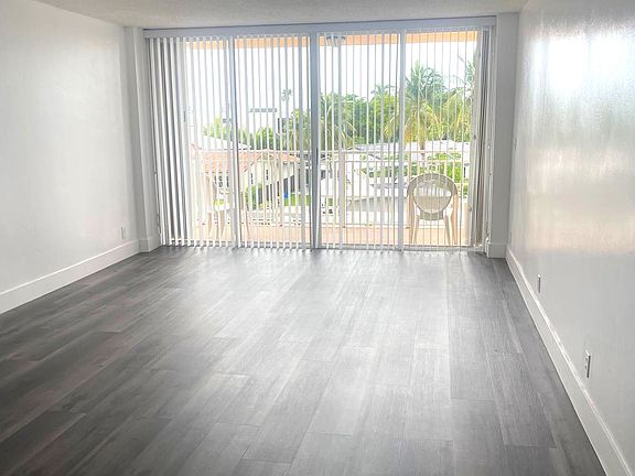 3rd image of 2450 NE 135th St APT 209
