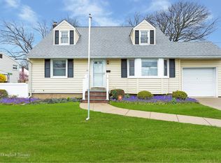 121 Plitt Ave, Farmingdale, NY 11735
