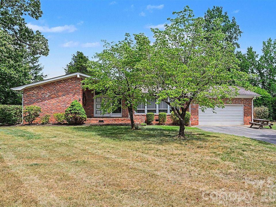 1st image of 207 Sills Dr