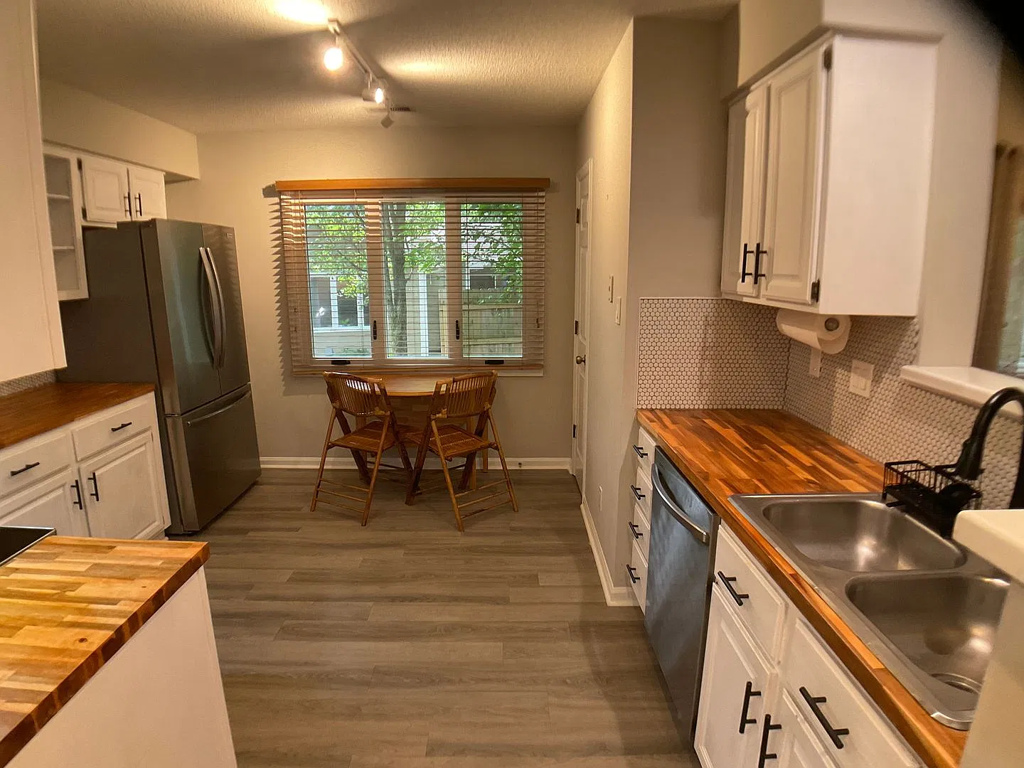Updated 2 Bed with Garage in Popular Five Oaks! Community Pool! — Photo 4