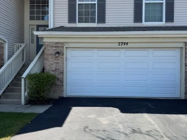 2744 S Embers Ln, Arlington Heights, IL 60005