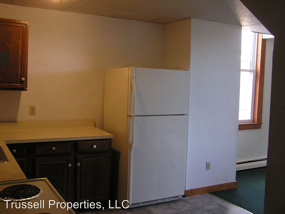 2nd image of 165 Woodford St APT 3