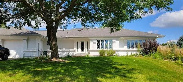 4 bed, 3.5 bath, 3800 sqft, $3,950 — Photo 2