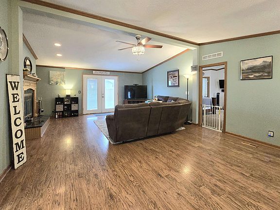 3rd image of 402 Linda Ln