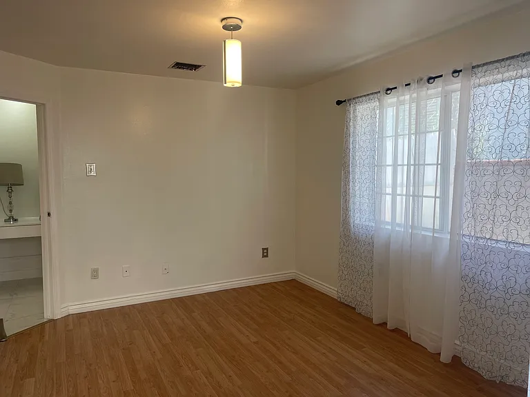 10512 Plainview Ave — Photo 11