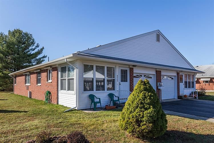 1st image of 604A Willow Ln