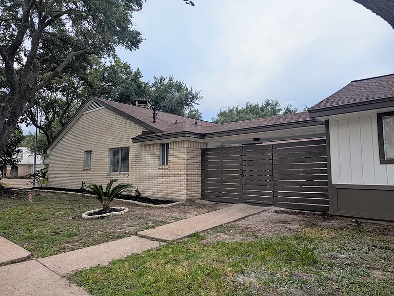 6102 Hummingbird St — Photo 22