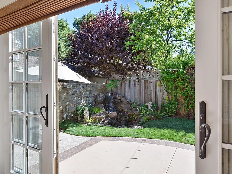 1201 University Dr — Photo 12