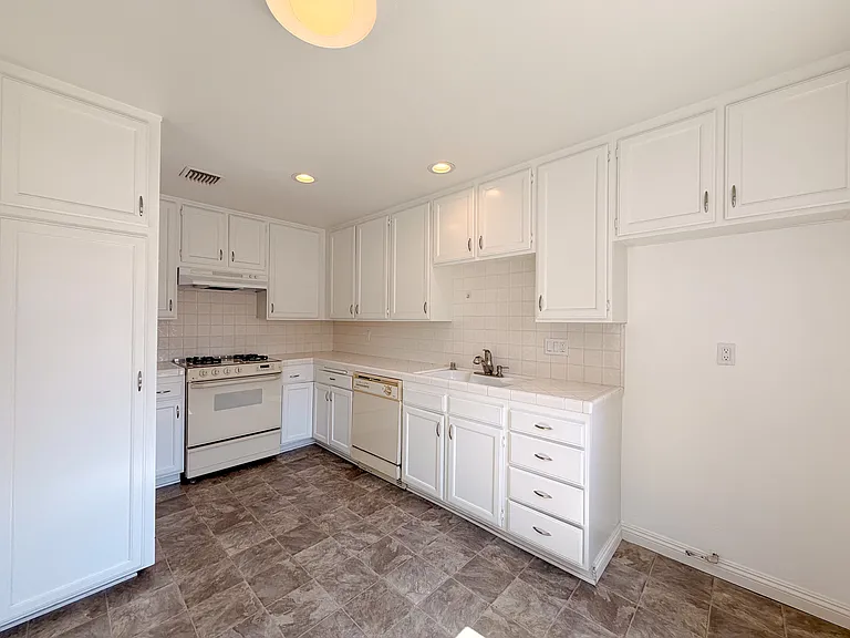 18242 Burbank Blvd #8 — Photo 12