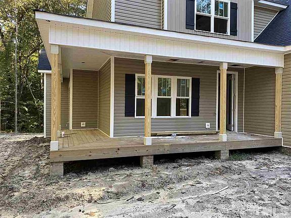 3rd image of 414 Carolina Oaks Ave