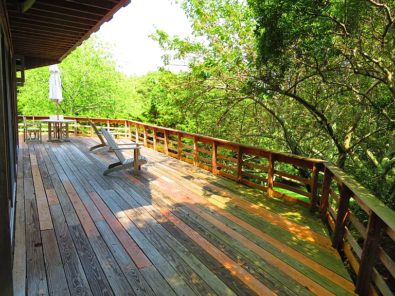 37 Gardiners Bay Dr — Photo 2
