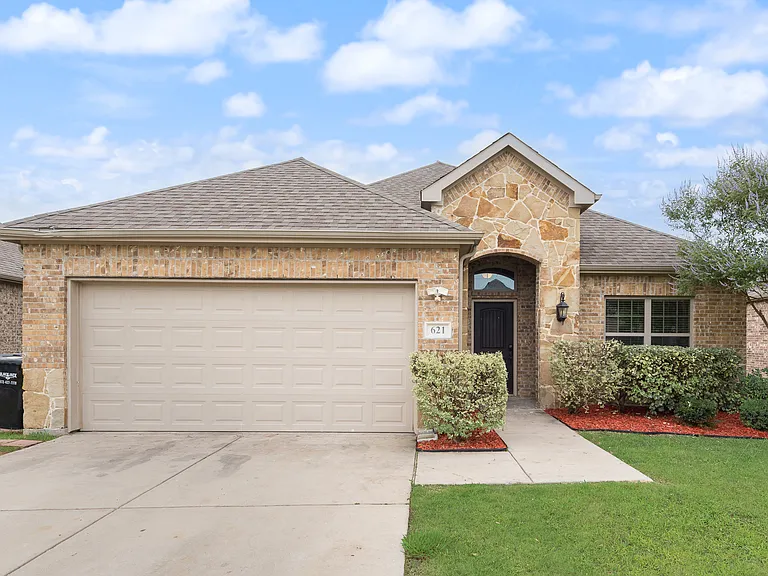 621 Dogwood Dr — Photo 1