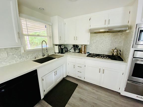 3rd image of 12822 Woodlawn Ave