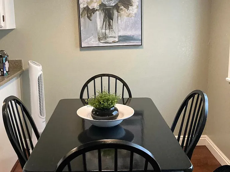 567 N 200 E #8 — Photo 5