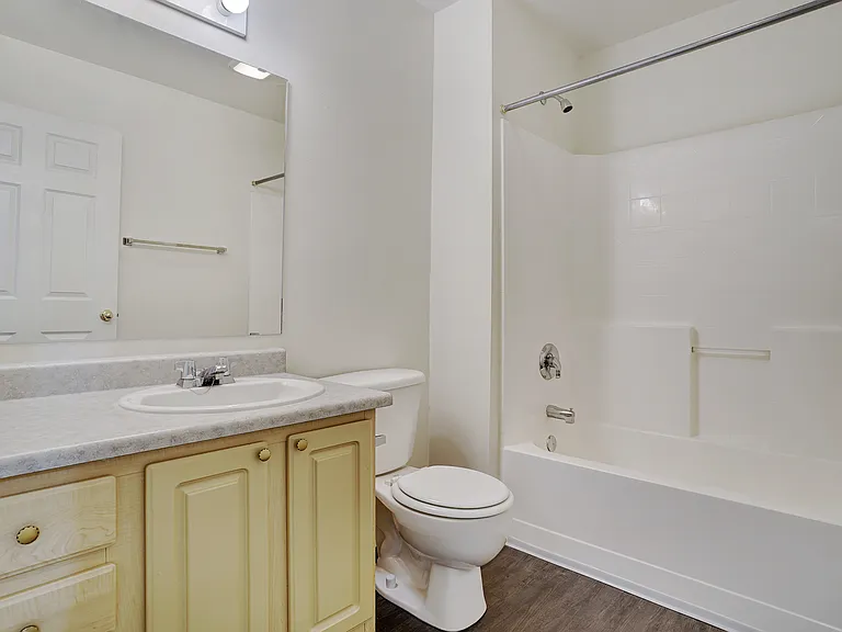 Hanbury Manor Apartments — Photo 15