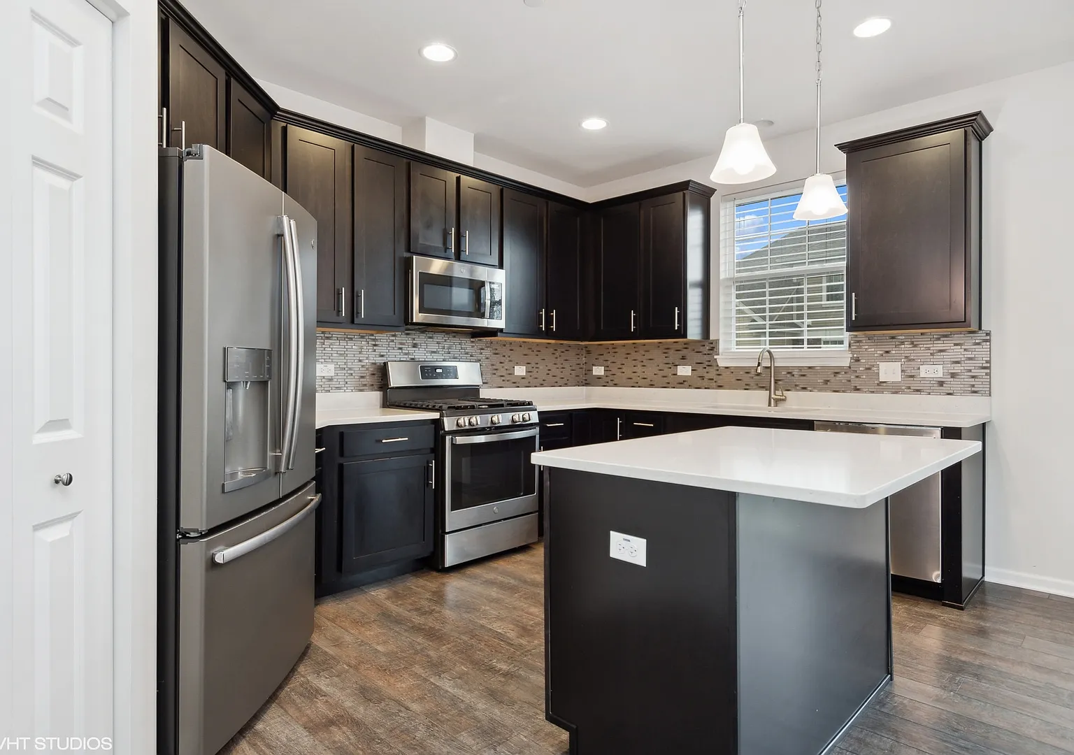 3 bed, 2.5 bath, 1910 sqft, $3,000 — Photo 3