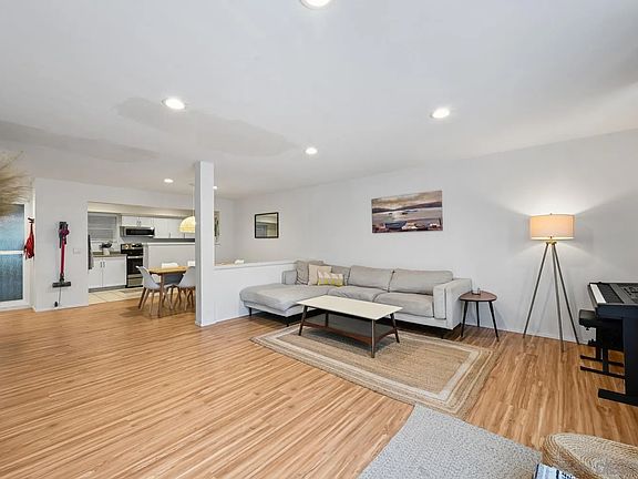 3rd image of 2610 Torrey Pines Rd APT C22