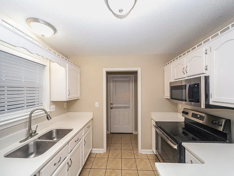 7621 Davis Pkwy — Photo 9