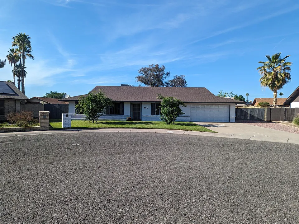 240 E Muriel Dr