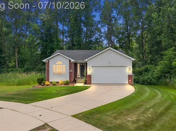 29561 S Pine Grove Dr, New Boston, MI 48164