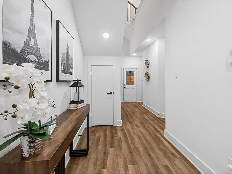 3003A Delano St — Photo 7