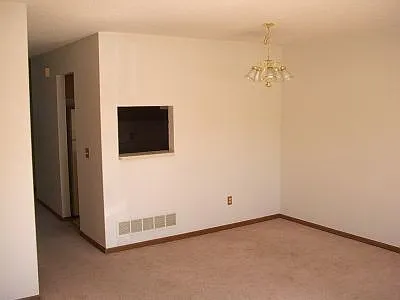2752-2758 Scarlet Oak — Photo 2