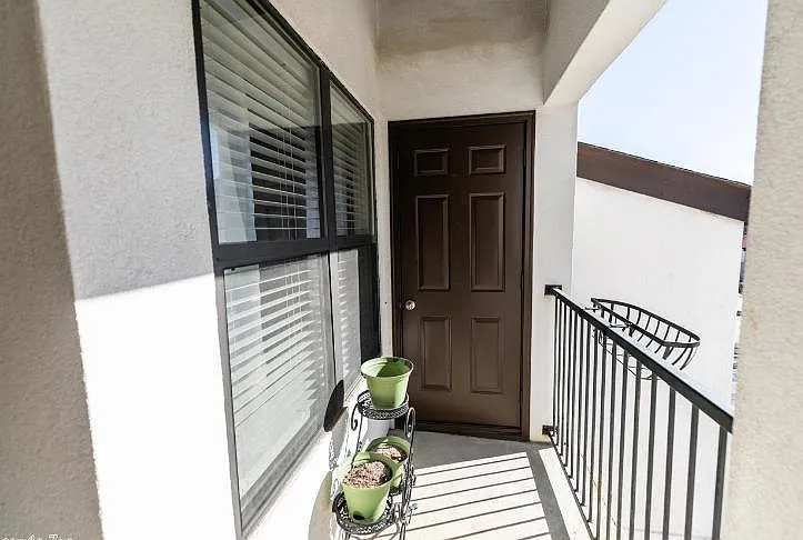 2 bed, 1060 sqft, $1,600 — Photo 3