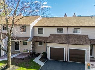 5 Lily Ct, Edison, NJ 08820