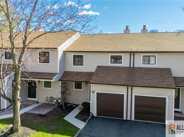 5 Lily Ct, Edison, NJ 08820