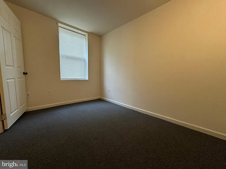 2621 E Thompson St — Photo 3