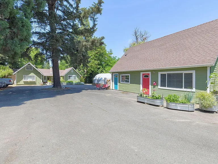 2100 Rogue River Hwy #A — Photo 2