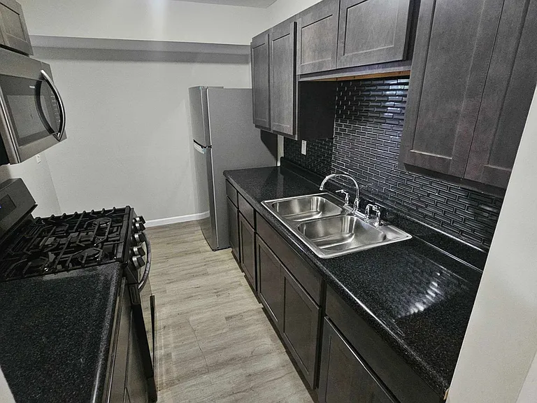 420 Macdougall Dr — Photo 3