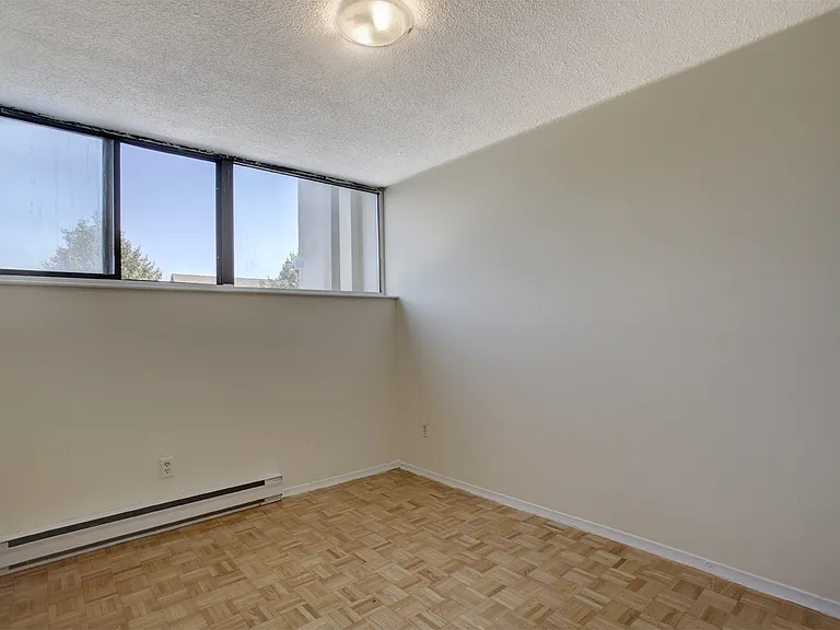 666 King St E — Photo 31