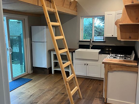 4th image of 831 Calabasas Rd