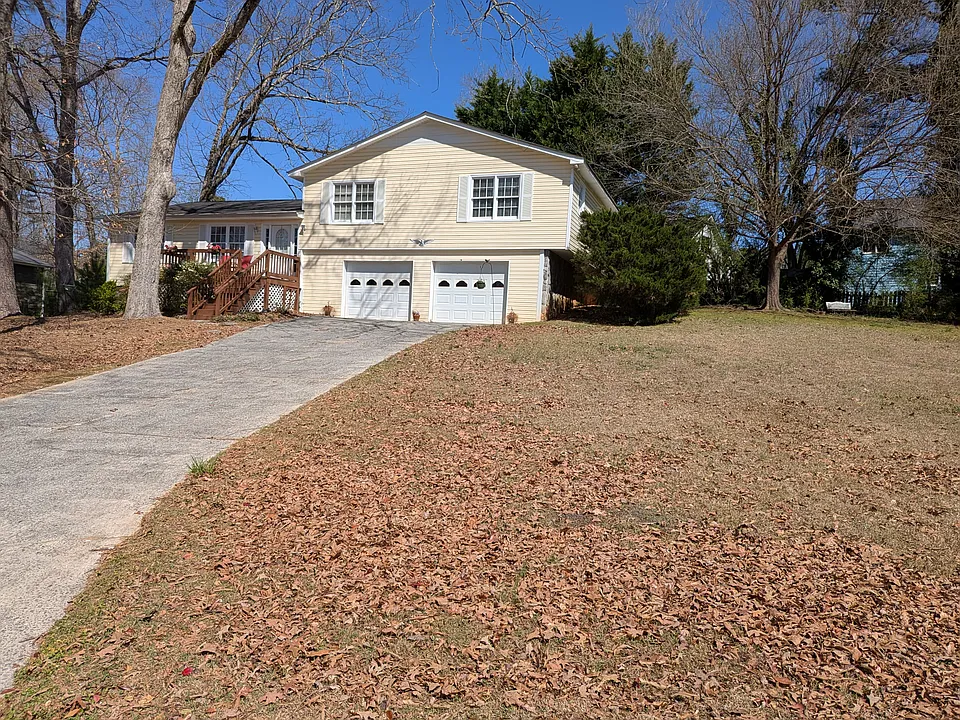1930 Beaver Brook Ln NE