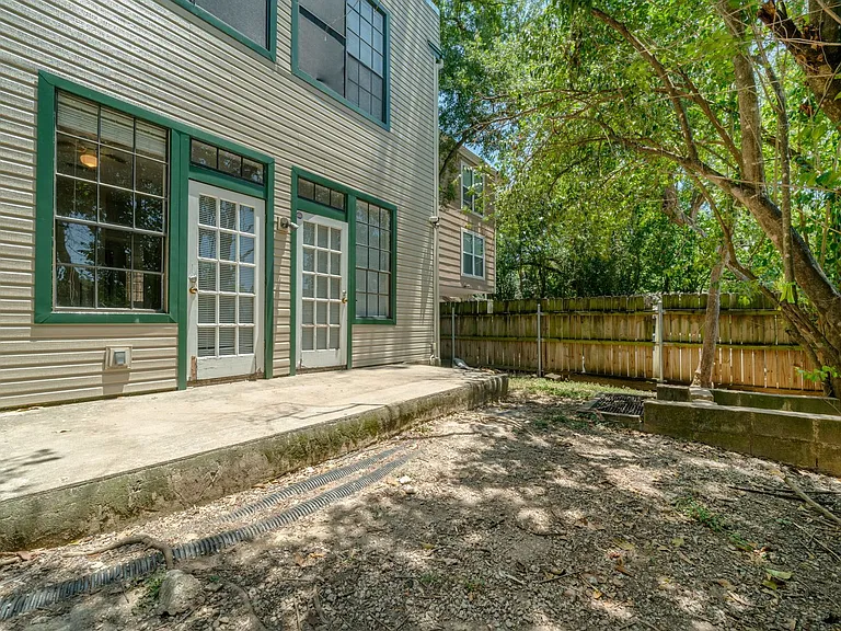 2300 Leon St #101 — Photo 34