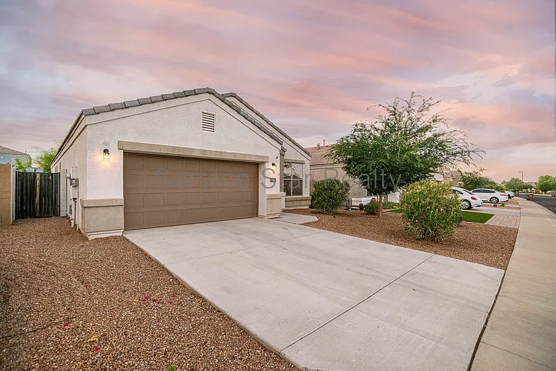 4 bed, 2.5 bath, 1916 sqft, $2,099 — Photo 2