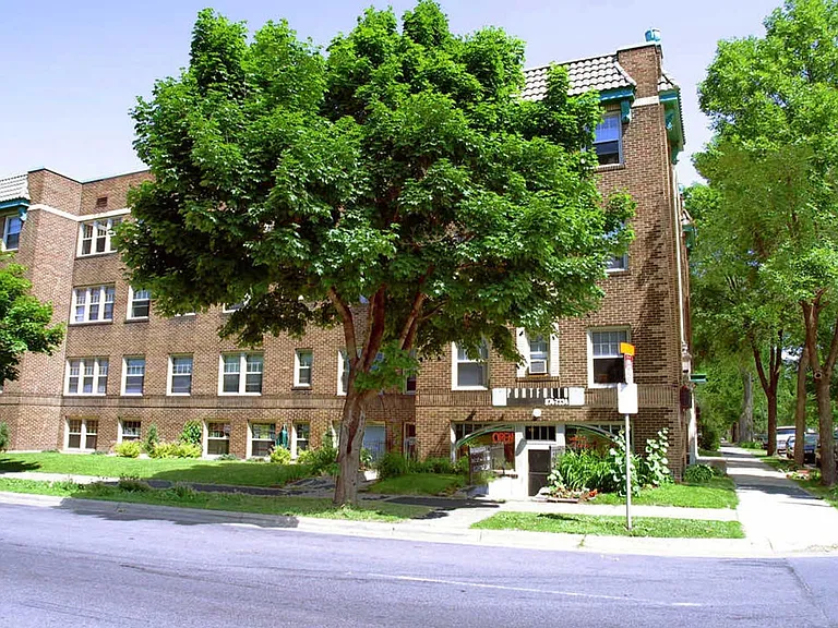 2552 Garfield Ave S — Photo 2