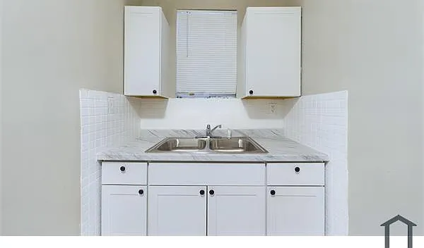 4 bed, 972 sqft, $2,500 — Photo 2